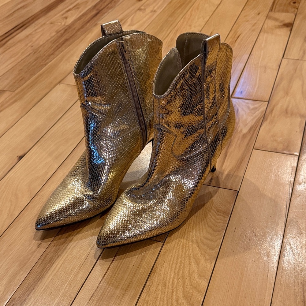 Guess Metallic Gold Snake-Texture Pointed-Toe Ankle Boots size 9.5